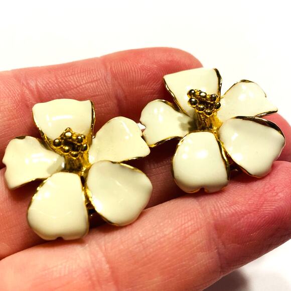 Vintage clip on earrings goldtone & creamy white enamel flowers casual romantic - Picture 2 of 8